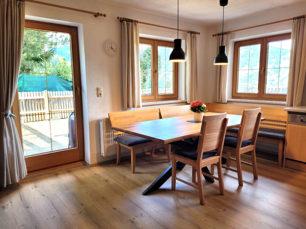 Ferienwohnung Point Zillertalblick Essbereich